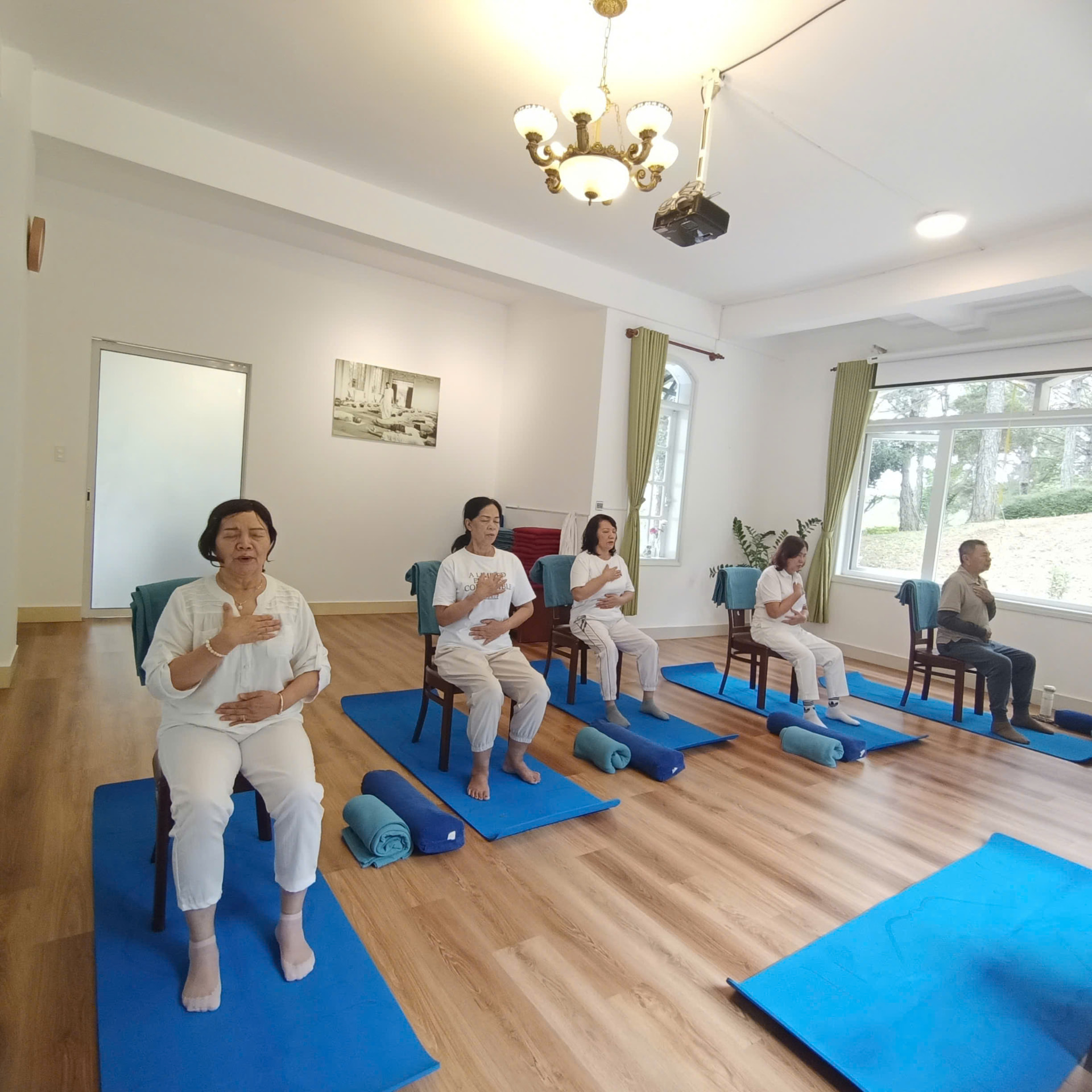 Lớp pranayama — tập hơi thở trên ghế tại Nhà Sức Khỏe