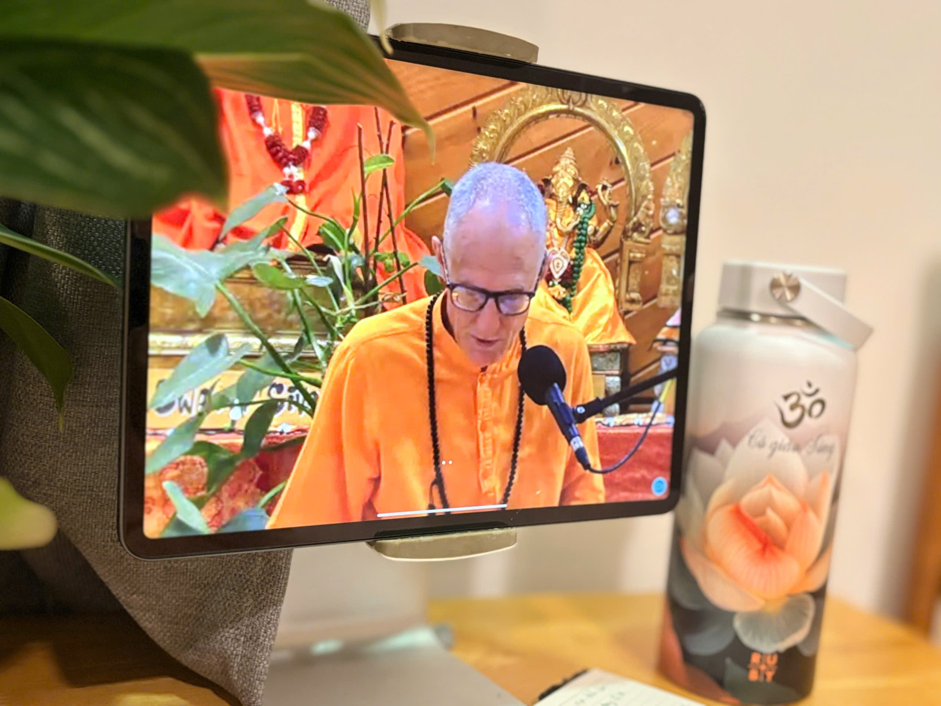 Swami giảng dạy qua Zoom — lớp học online của khóa Self-Healing